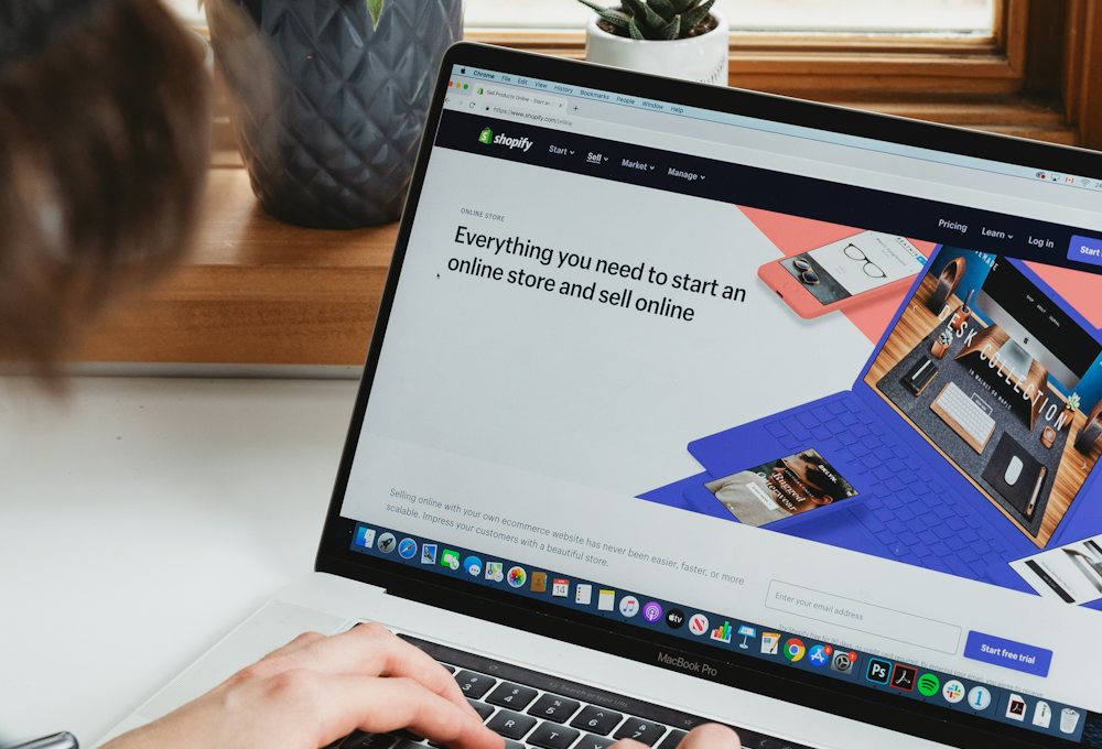 Person arbeitet am Laptop an einer Website