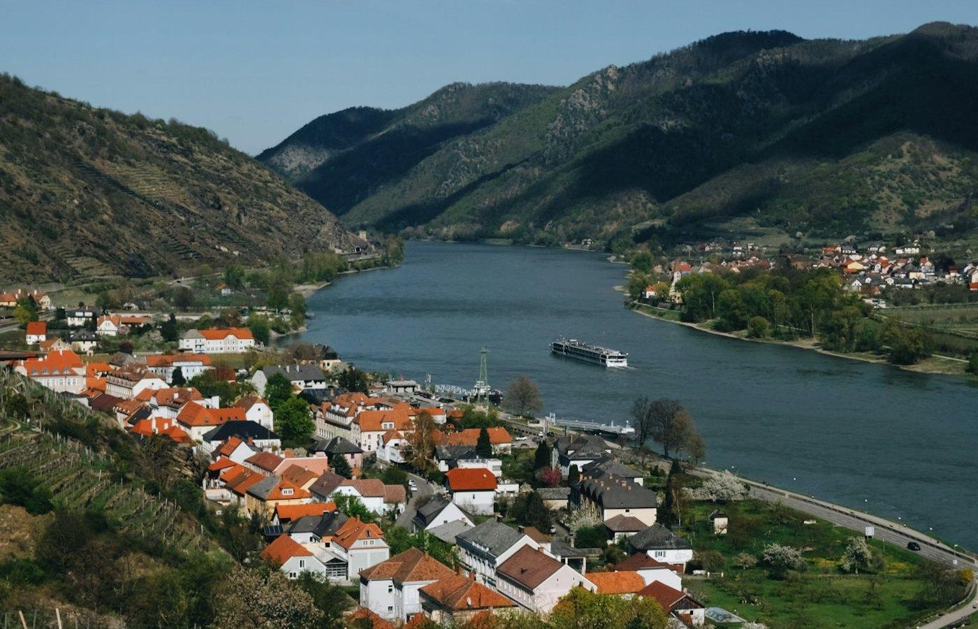 Ort an der Donau in der Wachau mit Weinbergen